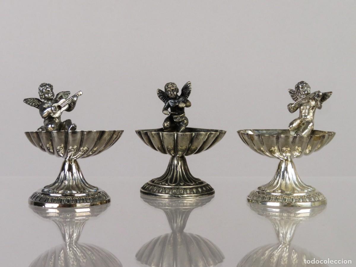 Antig&uuml;edades: Tres saleros de mesa en plata conchas con querubines m&uacute;sicos Pedro Dur&aacute;n siglo XX