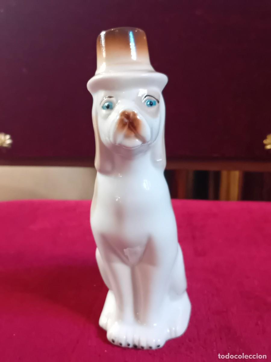 Antig&uuml;edades: Perro de porcelana con sombrero d&eacute;cada de los 70/80