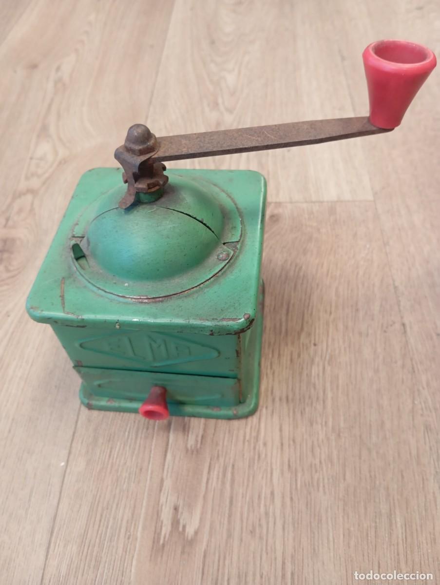 Antig&uuml;edades: Molinillo de caf&eacute; manual de la marca ELMA