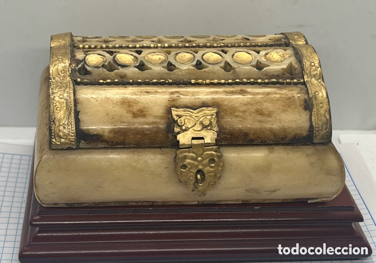 Antiquit&auml;ten: CAJA DE HUESO Y ADORNOS EN LAT&Oacute;N ANTIGUA