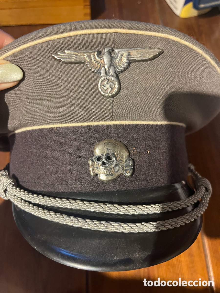 Antiques: Gorra original de Alemania Oriental modificada con insignias de la 2a Guerra Mundial