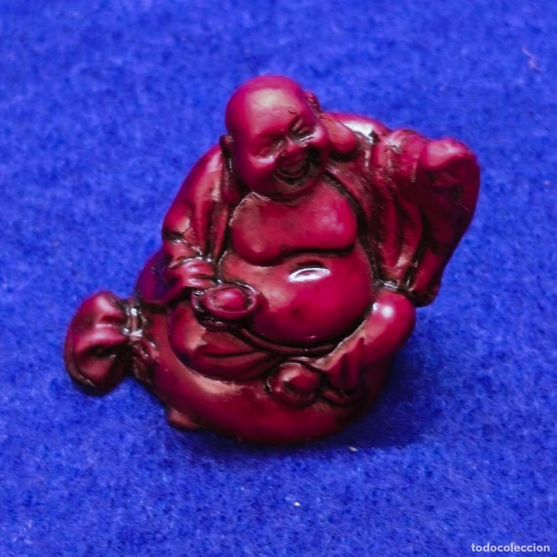 Antiquit&auml;ten: BUDA SUERTE EN RESINA ROJA. MED. 50 X 30 MM