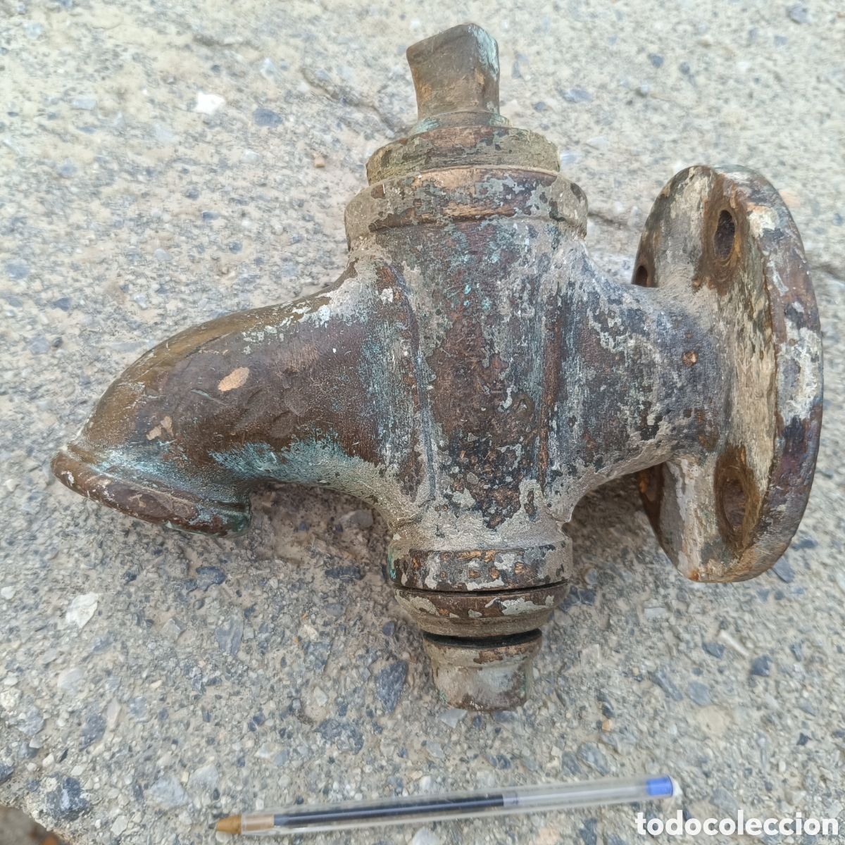 Antig&uuml;edades: Gran grifo laton posiblemente de algun antiguo deposito ideal para fuente de un patio.