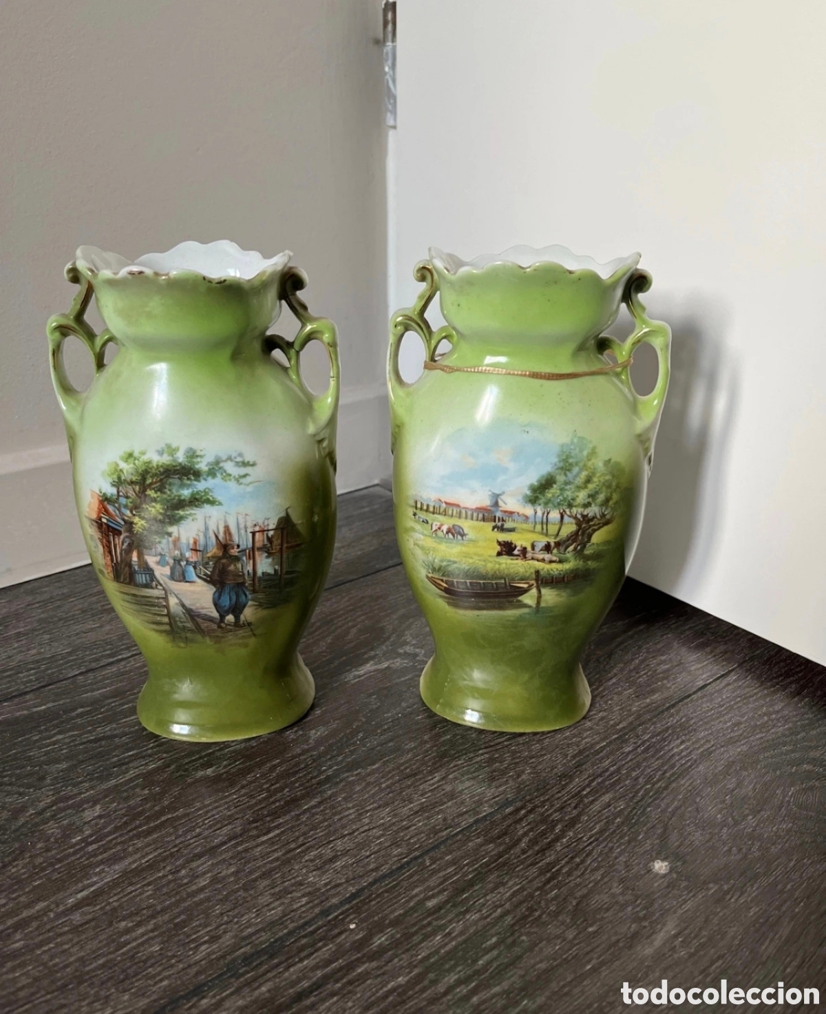 Antig&uuml;edades: Pareja de Jarrones Antiguos de Porcelana Alemana - Escenas Rurales y Holandesas Vintage (18 cm)