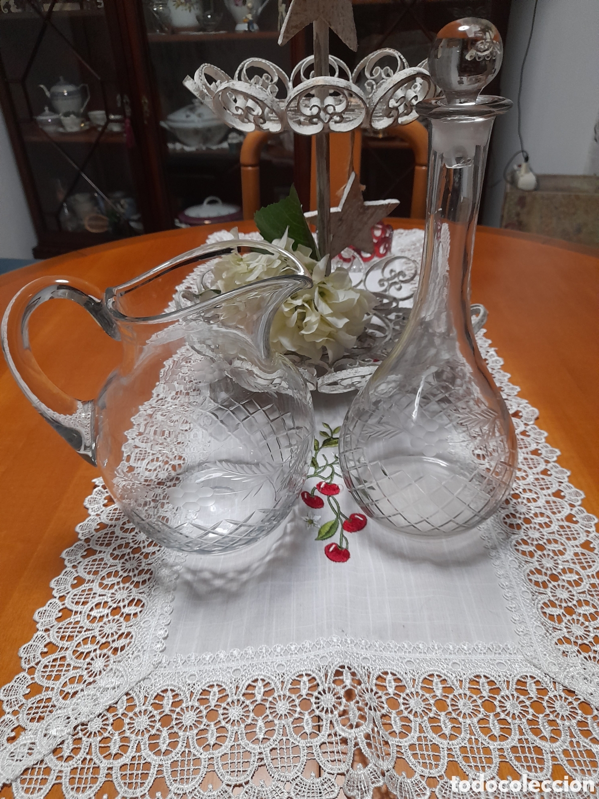 Antiguidades: Juego de jarra y licorera de cristal tallado a&ntilde;os 50