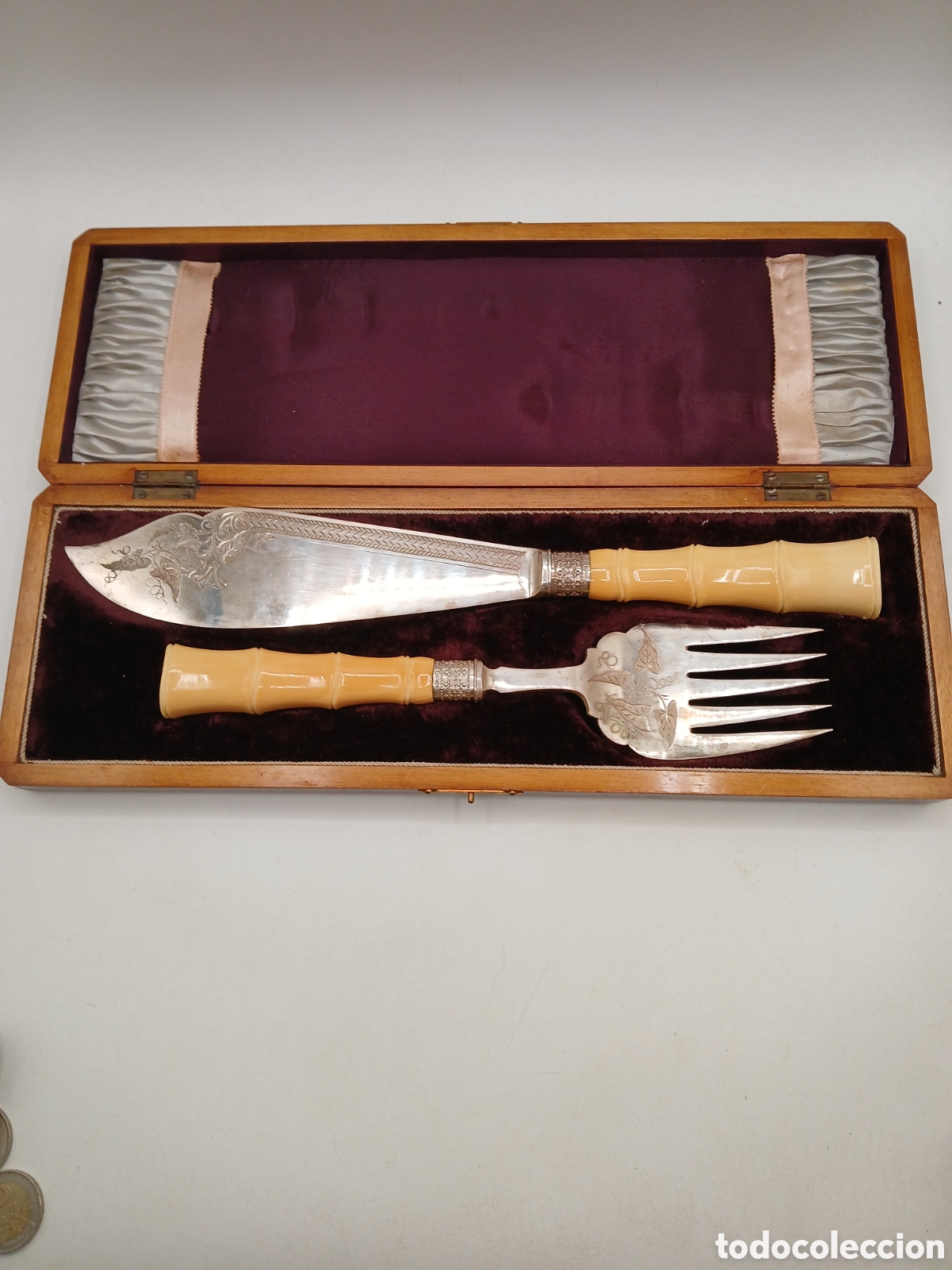 Antig&uuml;edades: Antiguo juego victoriano para trinchar pescado mango marfil y plata. Londres, Reino Unido