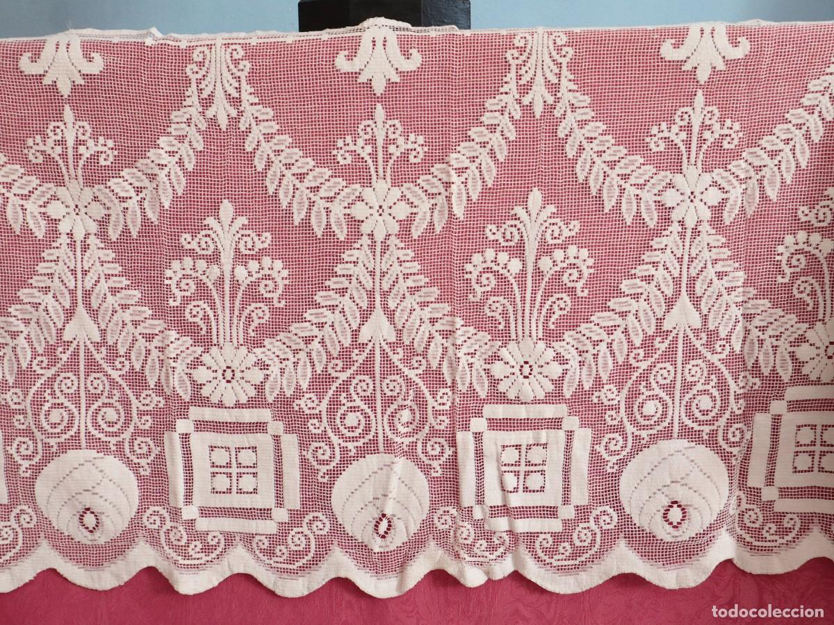 Antiguidades: Gran frente de altar confeccionado en encajes. Med. S. XX. Mide 315 x 40 cm
