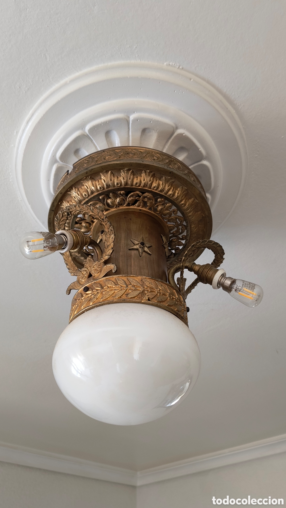 Antig&uuml;edades: Lampara de techo modernista original en lat&oacute;n.