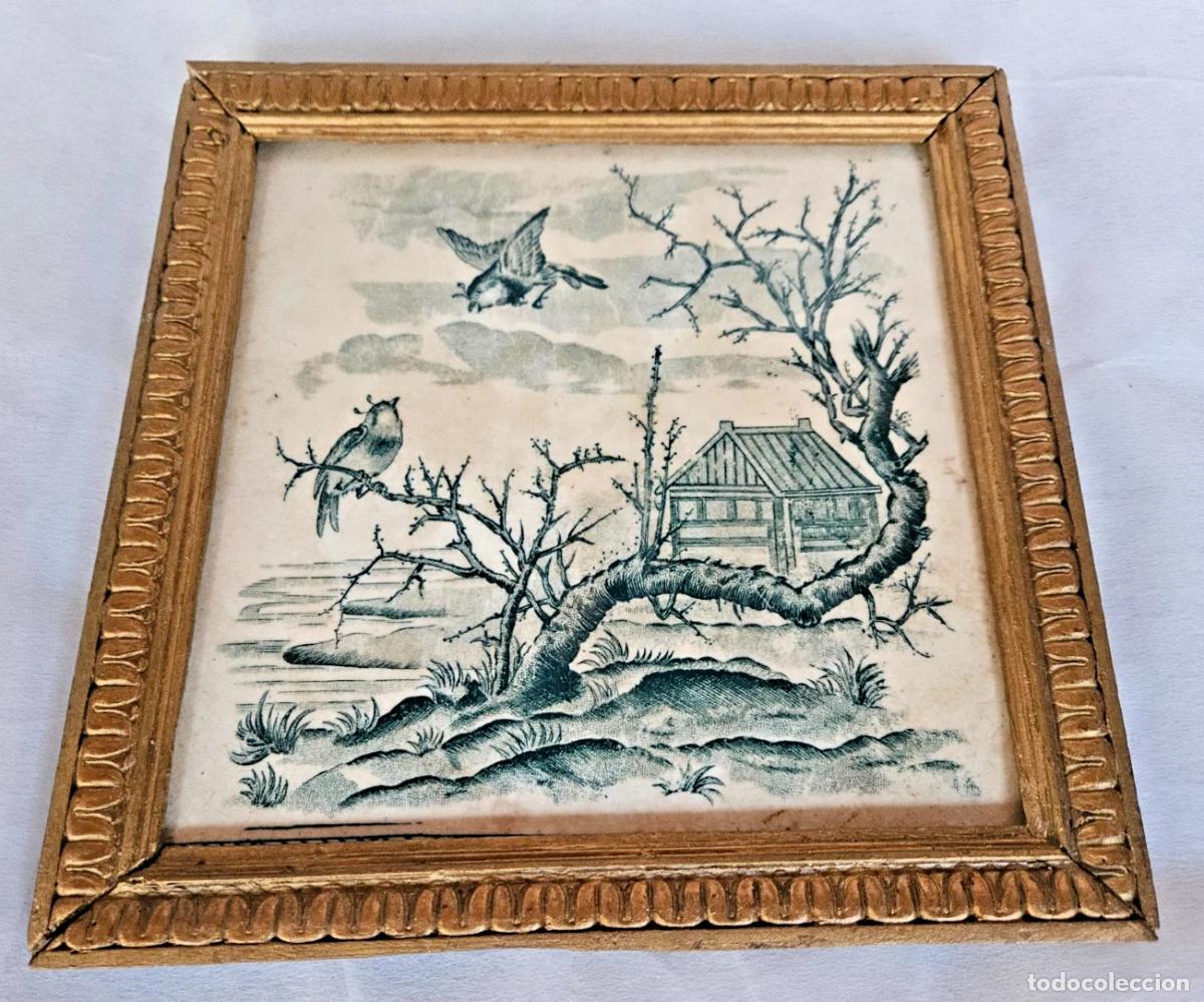 Antiquit&auml;ten: CADRE STUC DORE AVEC CARREAU EN FAIENCE DE GIEN OISEAUX EN VOL COTE DE 22 CM