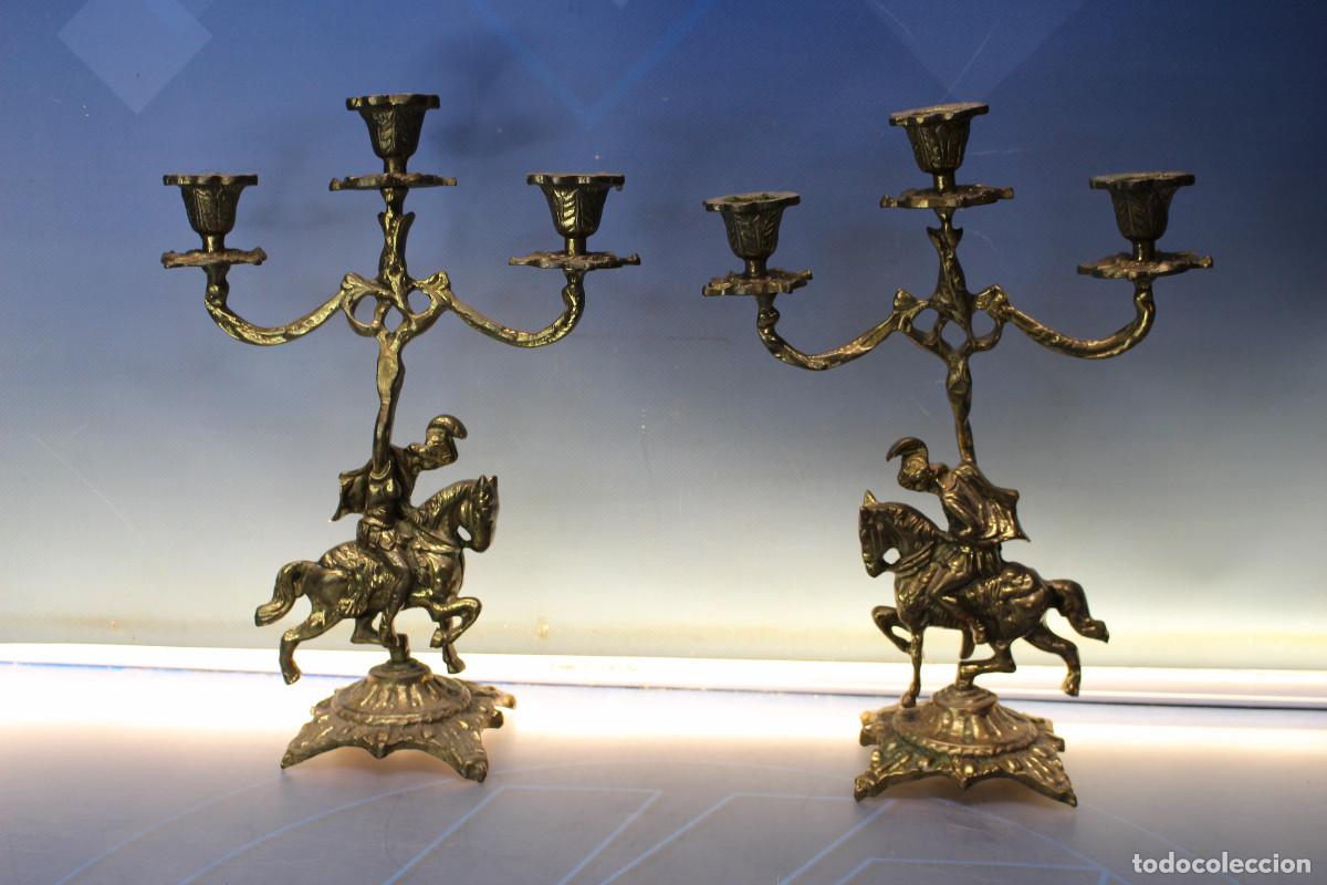 Antig&uuml;edades: Pareja de candelabros de bronce con guerrero romano a caballo, 3 brazos.