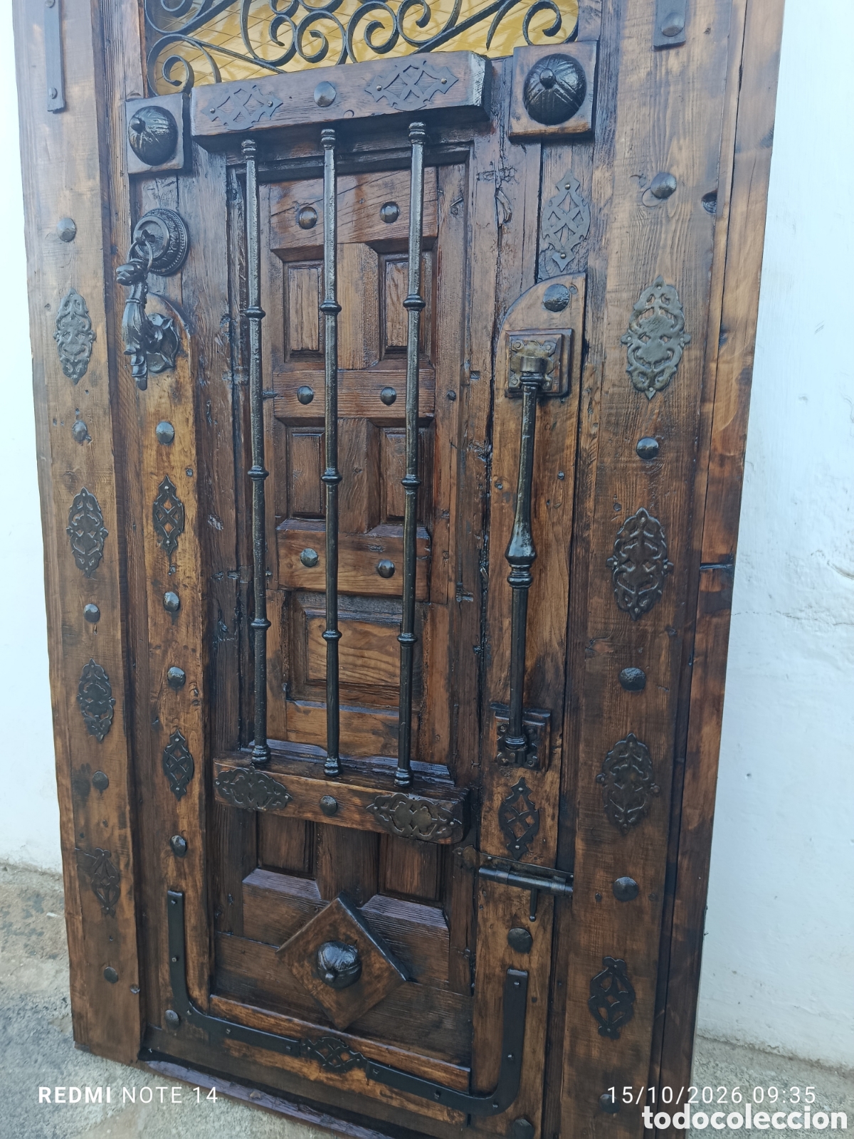 Antiques: Puerta de madera y forja