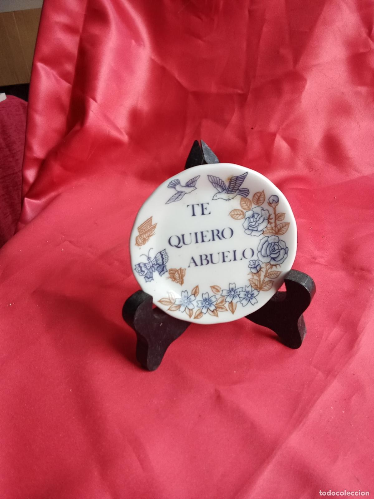 Antiquit&auml;ten: Plato peque&ntilde;o de regalo con expositor &rdquo;Te quiero abuelo&rdquo;. Vitrina 17