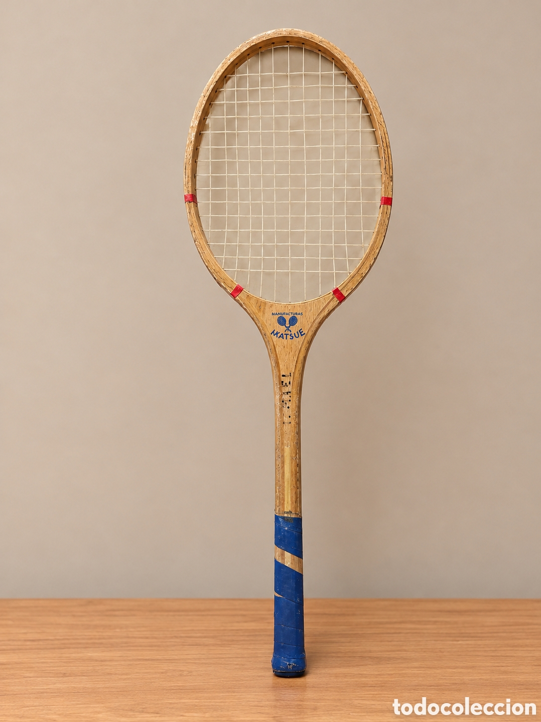 Oggetti Antichi: Antigua raqueta de tenis de madera IKATSUE - Vintage A&ntilde;os 70/80 - Coleccionismo Deportivo