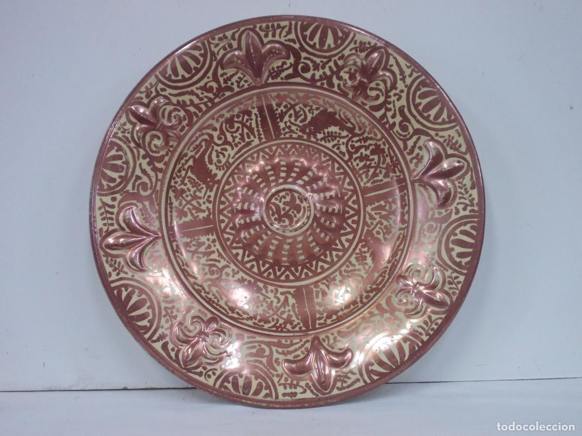 Antiques: ANTIGUO GRAN PLATO DE MANISES DE TET&Oacute;N.CER&Aacute;MICA ESMALTADA DE REFLEJOS MET&Aacute;LICOS. 37,5 CM DE DIAMETRO