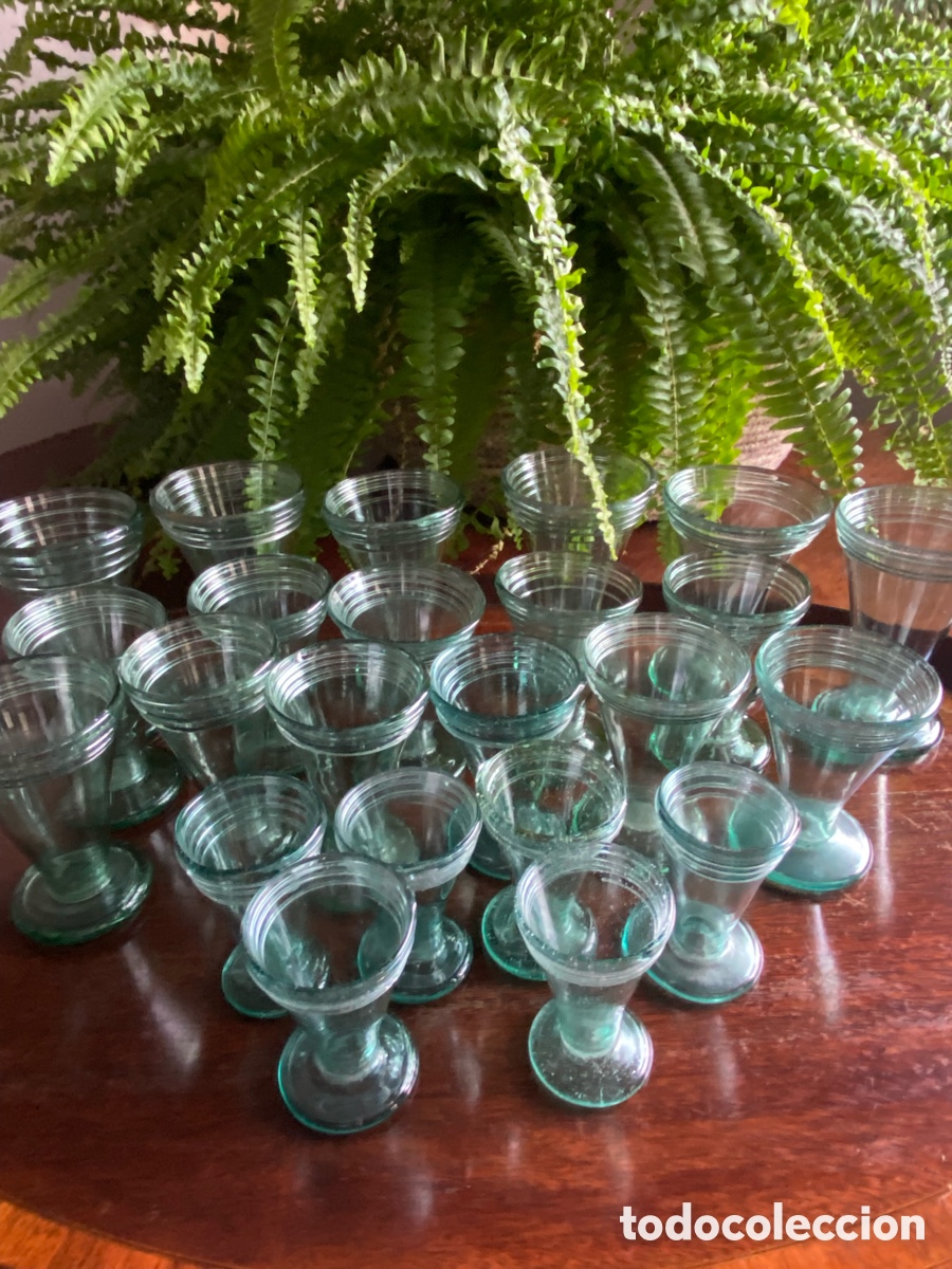 Antiguidades: Vasos con pie en vidrio mallorqu&iacute;n verde soplado a mano &ldquo;Gordiola&rdquo;