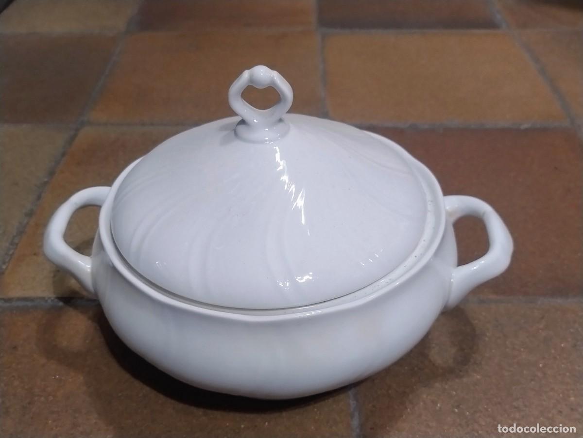 Antiquit&auml;ten: Sopera de porcelana blanca con tapa marca Allegro