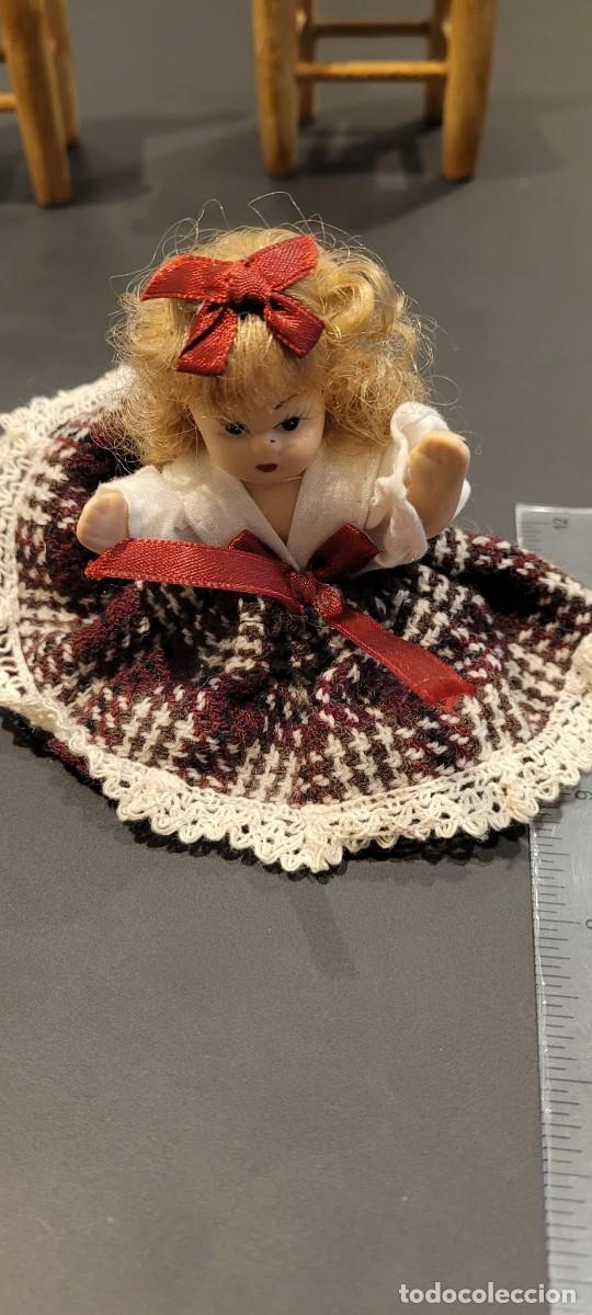 Oggetti Antichi: Mu&ntilde;eca porcelana antigua con 2 sillas