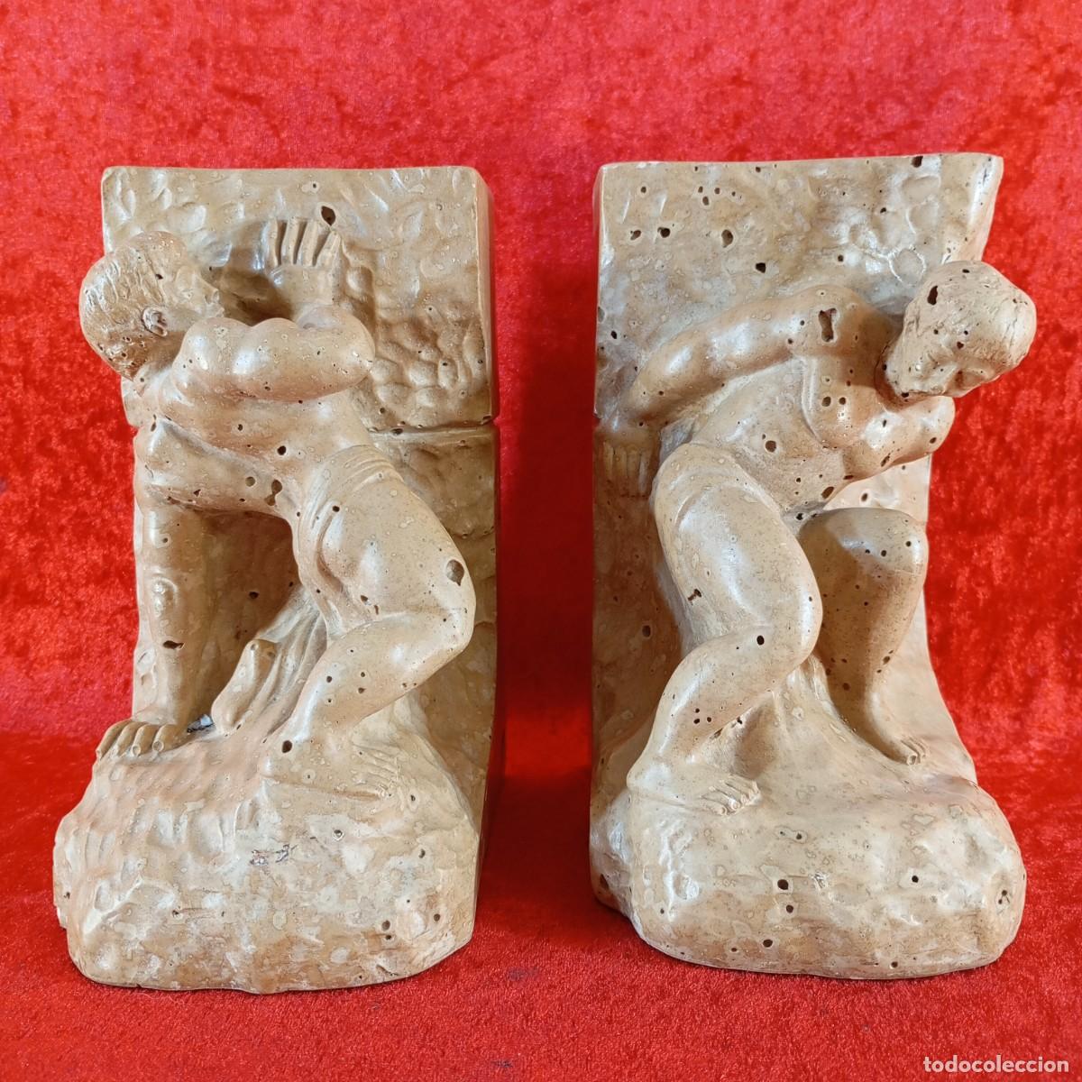 Antiques: PAREJA DE SUJETA LIBROS - EN PIEDRA O SIMILAR - DE DISE&Ntilde;O - GESTOS - 20,5 CM - VER FOTOS ESTADO