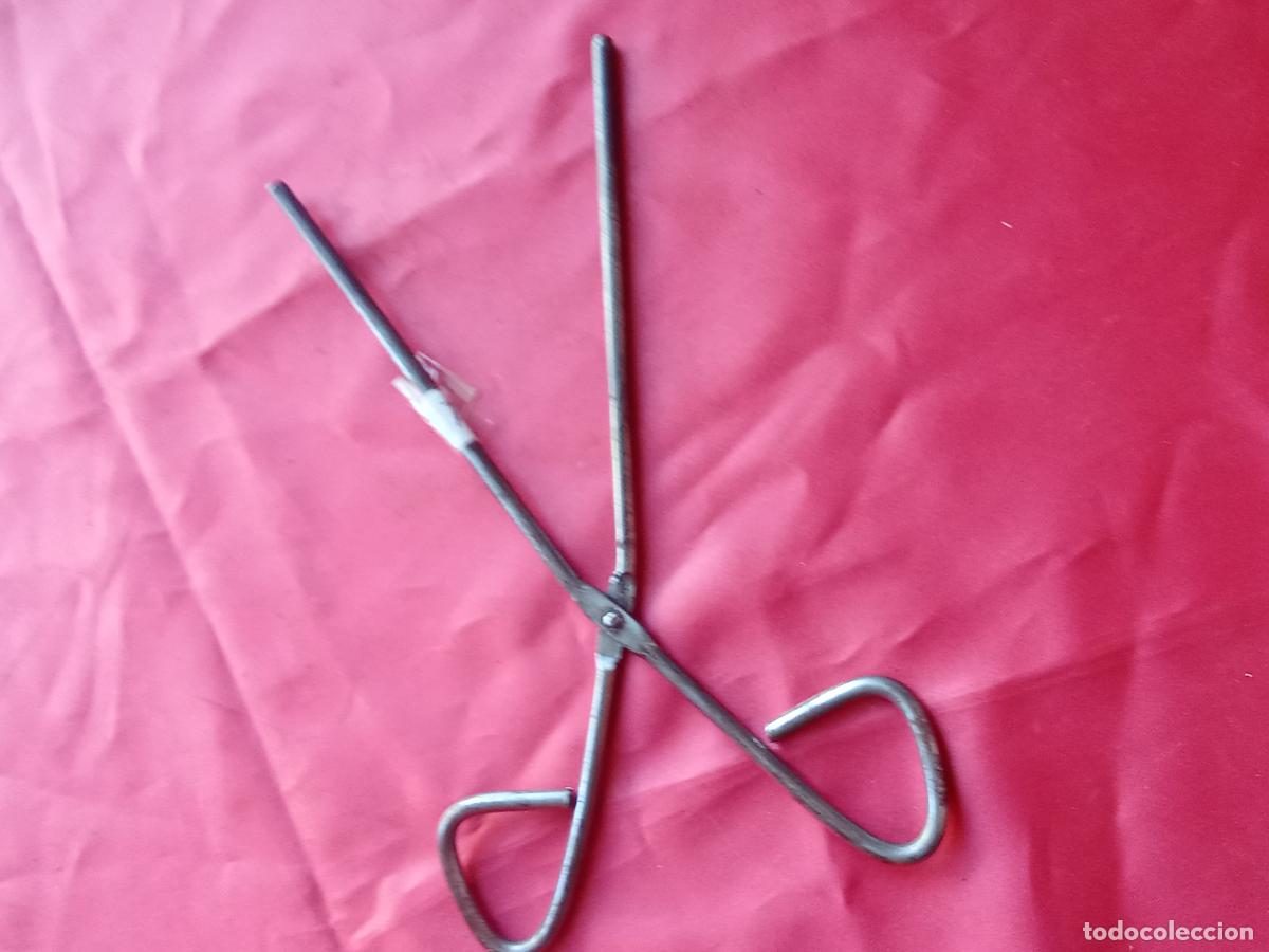 Antig&uuml;edades: Antiguas pinzas de alisar el pelo P-1. Caja tenazas