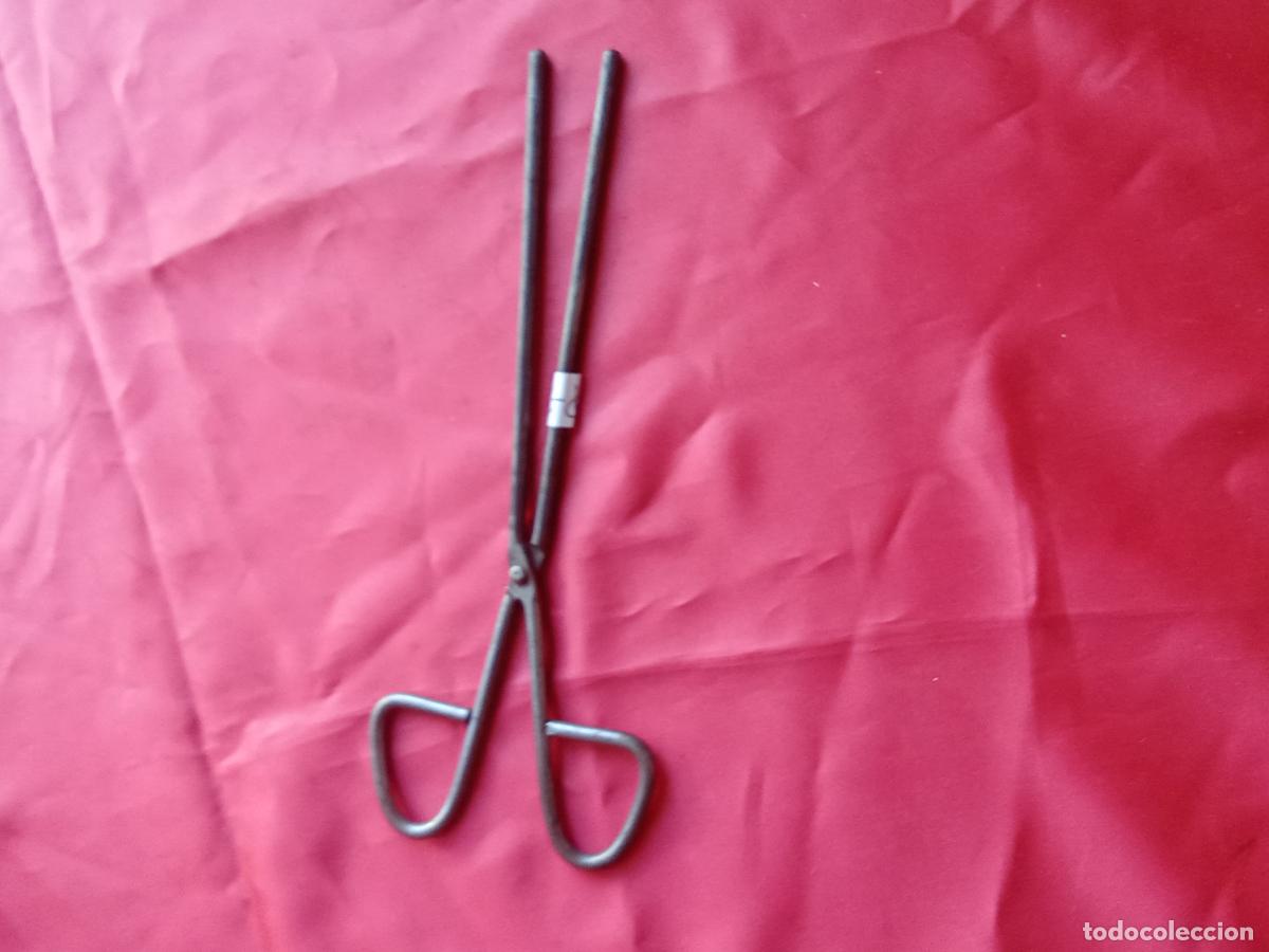 Antig&uuml;edades: Antiguas pinzas de alisar el pelo P-2. Caja tenazas
