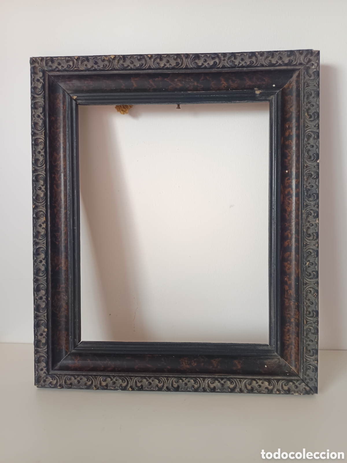 Antig&uuml;edades: Marco de madera y relieve escayola en negro para cuadro
