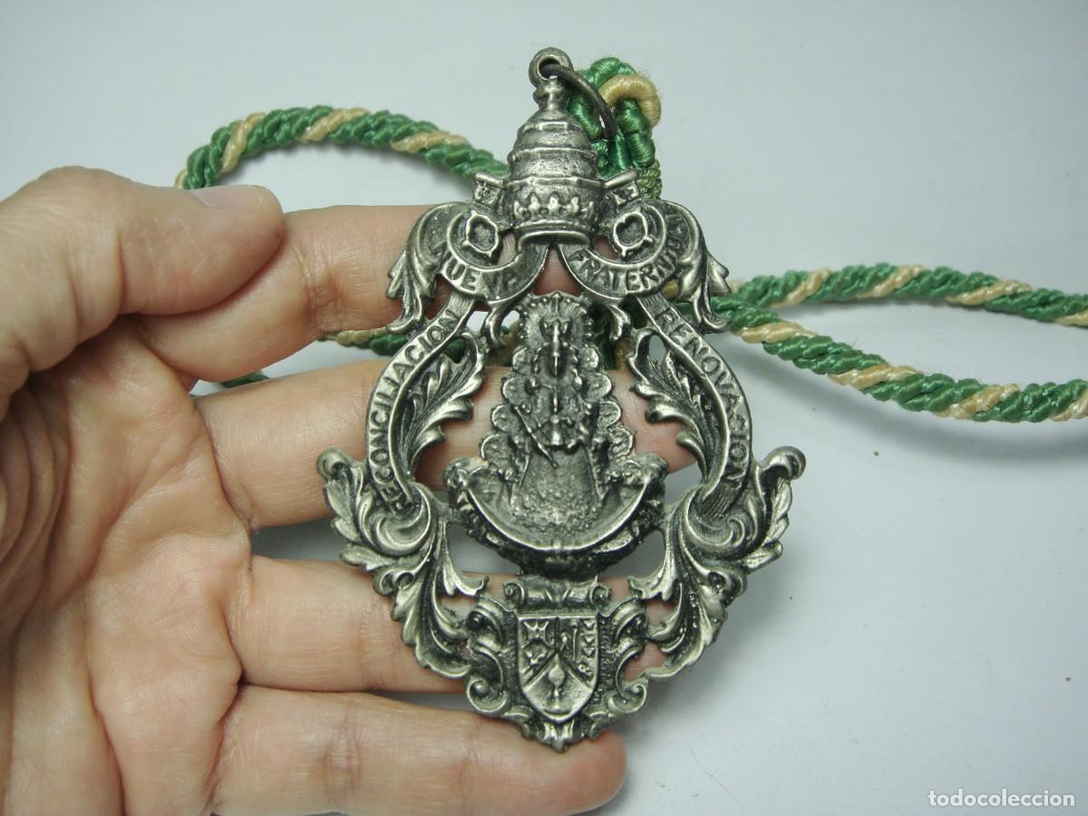 Antig&uuml;edades: Medall&oacute;n de la Virgen del Roc&iacute;o &middot; Hermandad de la Concepci&oacute;n de Huelva &middot; ca. 1950&ndash;1980 &middot; 9 cm