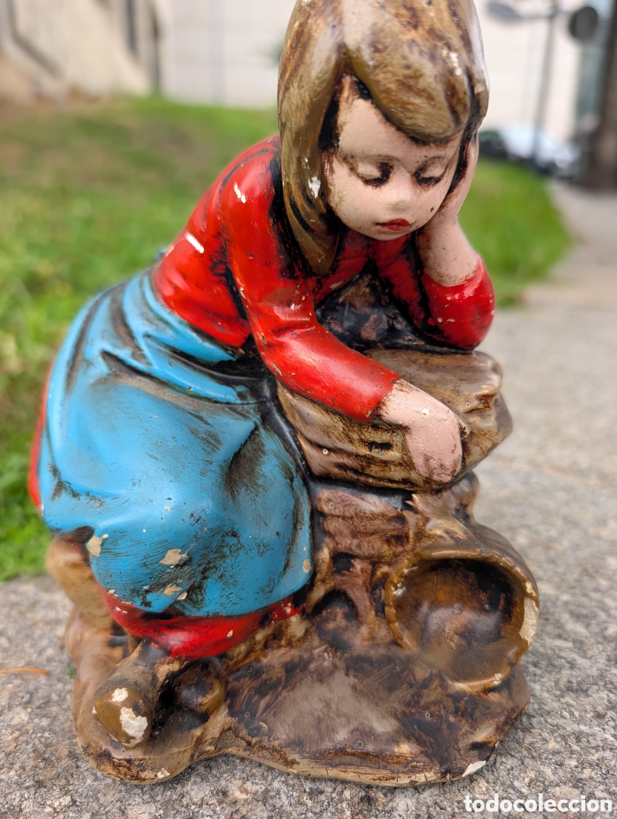 Oggetti Antichi: Figura vintage de escayola / terracota - Ni&ntilde;a pensativa en pozo con c&aacute;ntaro - Pintada a mano