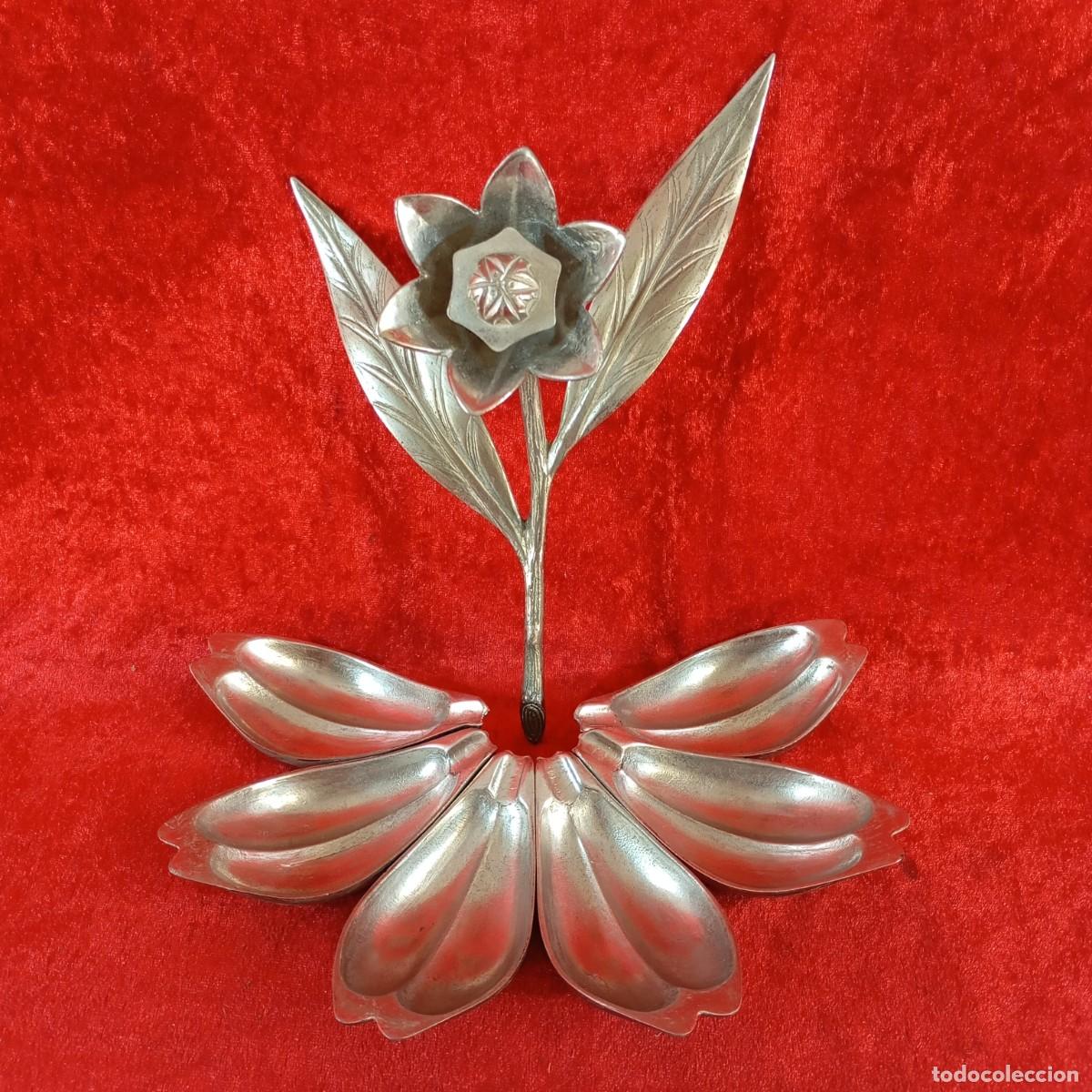 Oggetti Antichi: PRECIOSA FLOR EN BRONCE O METAL PLATEADO - DECORATIVA - HOJAS PARA CANAPES O SIMILAR