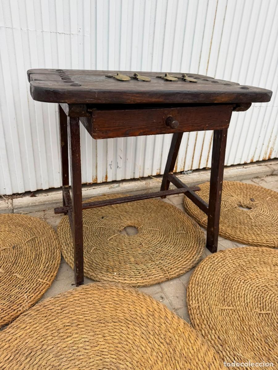 Antiques: Antigua mesa r&uacute;stica con caj&oacute;n.