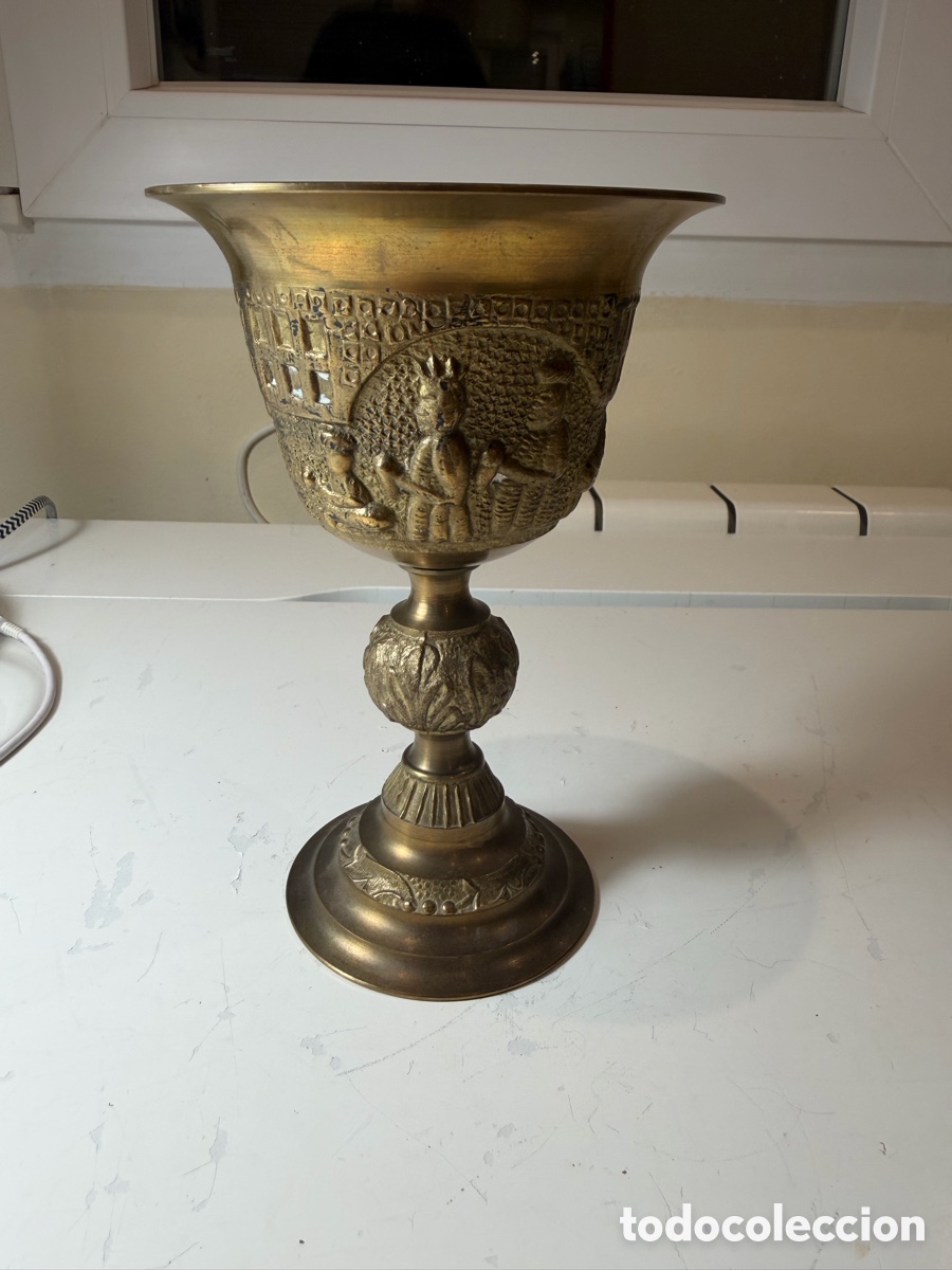 Antiquit&auml;ten: C&aacute;liz antiguo de bronce con escenas en relieve &ndash; 16,5 cm