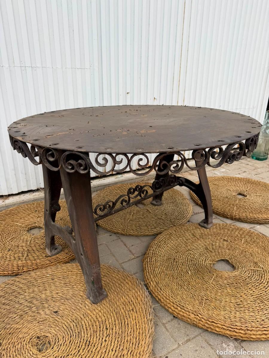 Antiquit&auml;ten: Mesa industrial de trabajo en fundici&oacute;n con adornos.