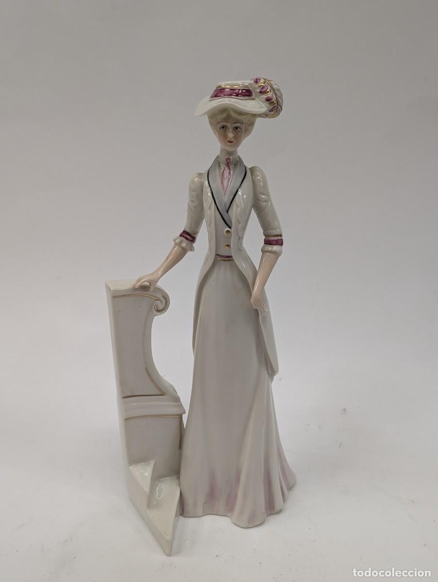 Antiques: FIGURA MUJER PORCELANA GALOS