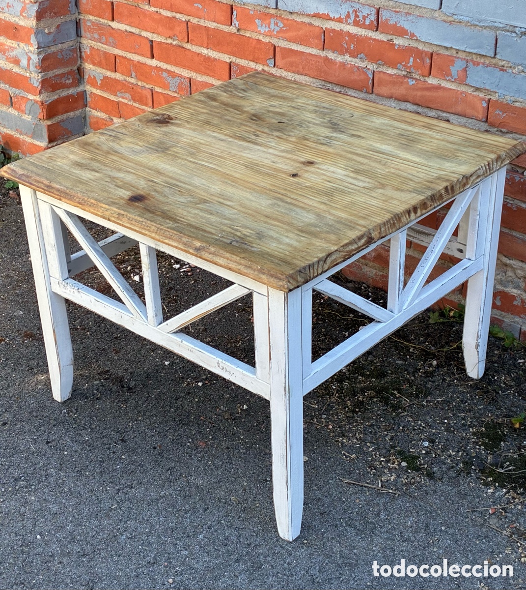 Antiguidades: Mesa baja sal&oacute;n . Madera decapada. 60x60x47