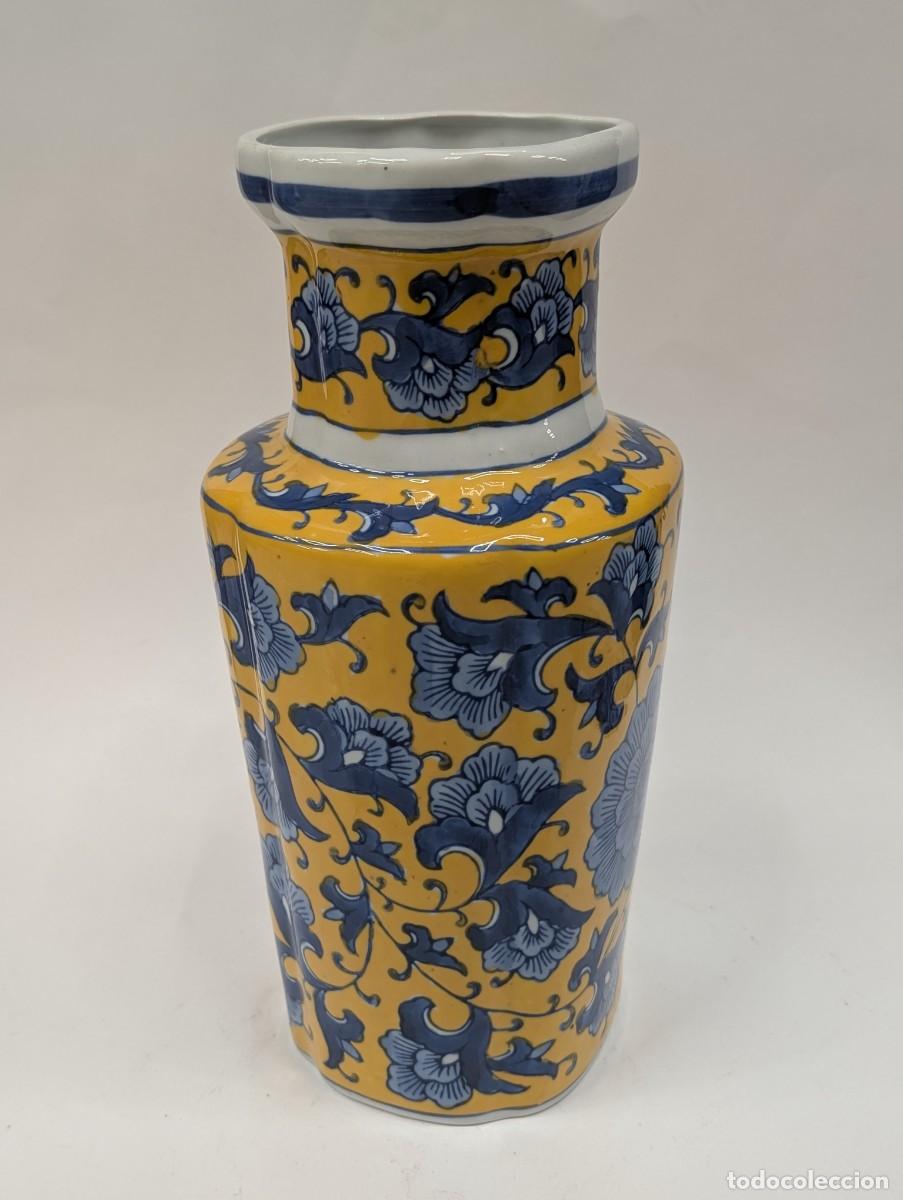 Oggetti Antichi: JARRON AMARILLO CON FLORES AZULES