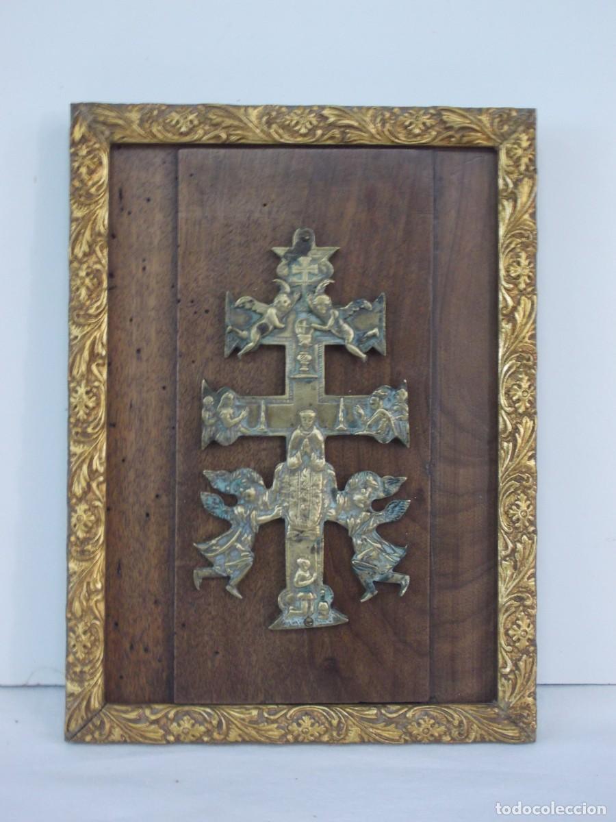 Oggetti Antichi: PRECIOSA CRUZ DE CARAVACA DE BRONCE DEL SIGLO XVII. 16 x 8,5 cm. ENMARCADA