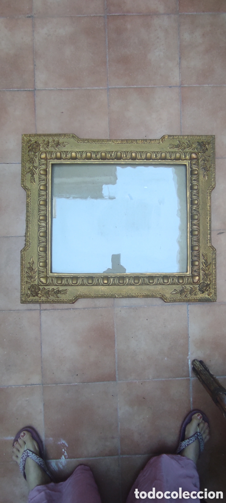 Antig&uuml;edades: Espejo antiguo dorado de madera y estuco, estilo Neocl&aacute;sico (79x68 cm)&rdquo;