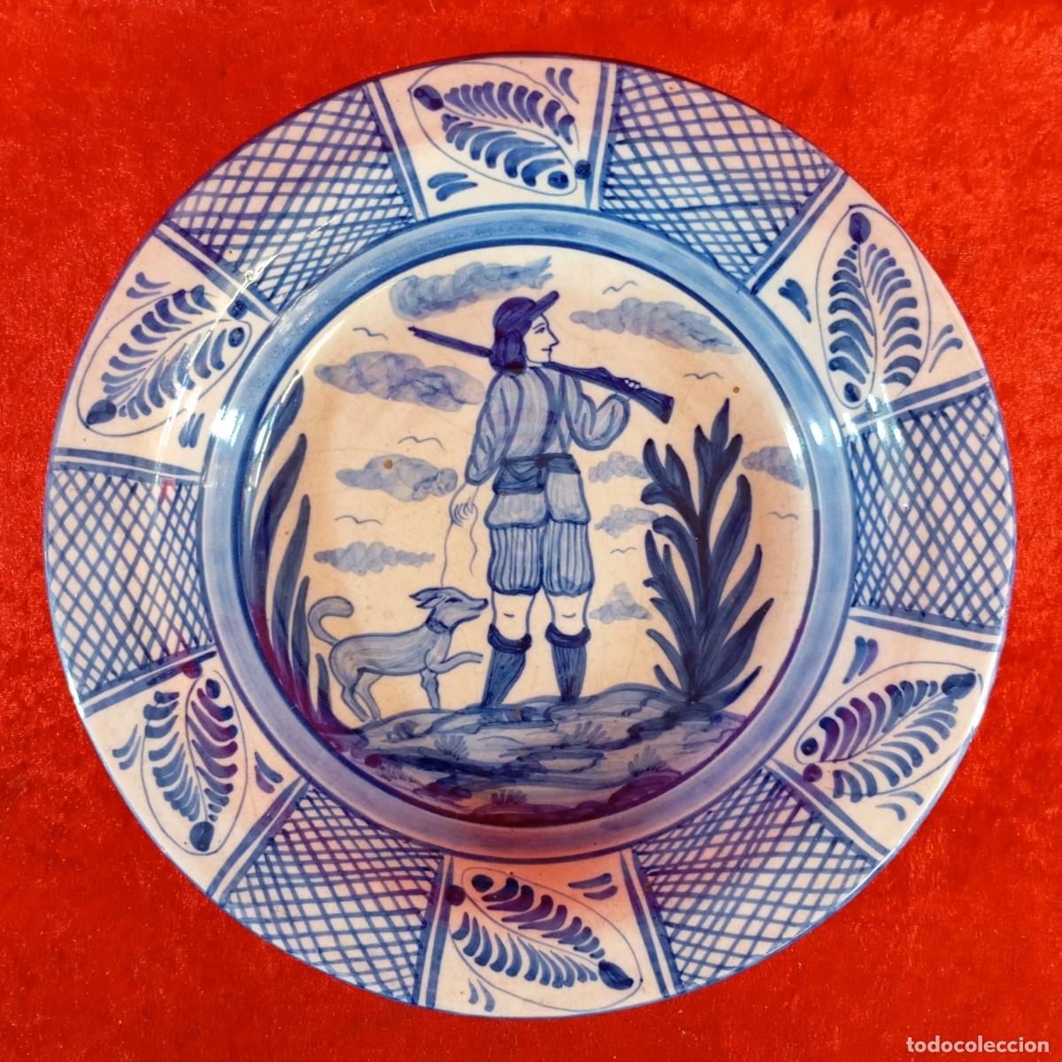 Antig&uuml;edades: PRECIOSO PLATO DE CERAMICA POLICROMADO A MANO - CERAMICA POPULAR OFICIOS - CAZADOR - 30 CM