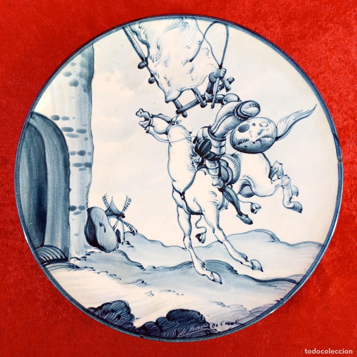 Antig&uuml;edades: DON QUIJOTE DE LA MANCHA LUCHANDO CONTRA UN MOLINO - PLATO PINTADO A MANO - FIRMADO - 30,5 CM