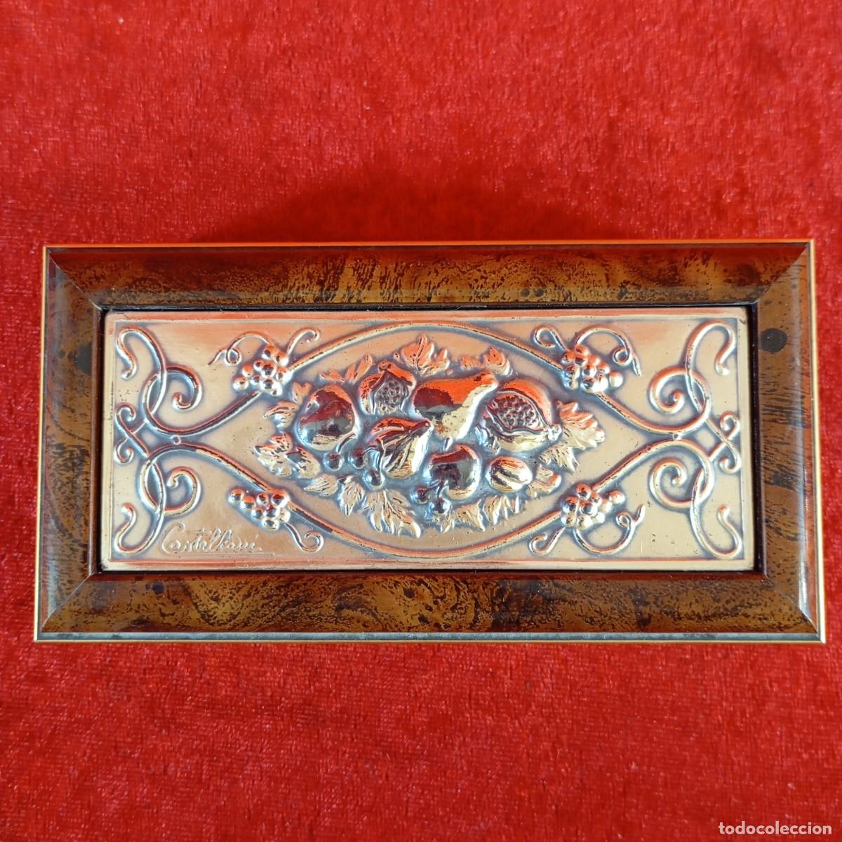 Antig&uuml;edades: PRECIOSA CAJITA DE MADERA CON RELIEVE EN PLATA DE LEY DE 925 - FIRMADA CASTELLANI - 12,5 X 6,5 CM