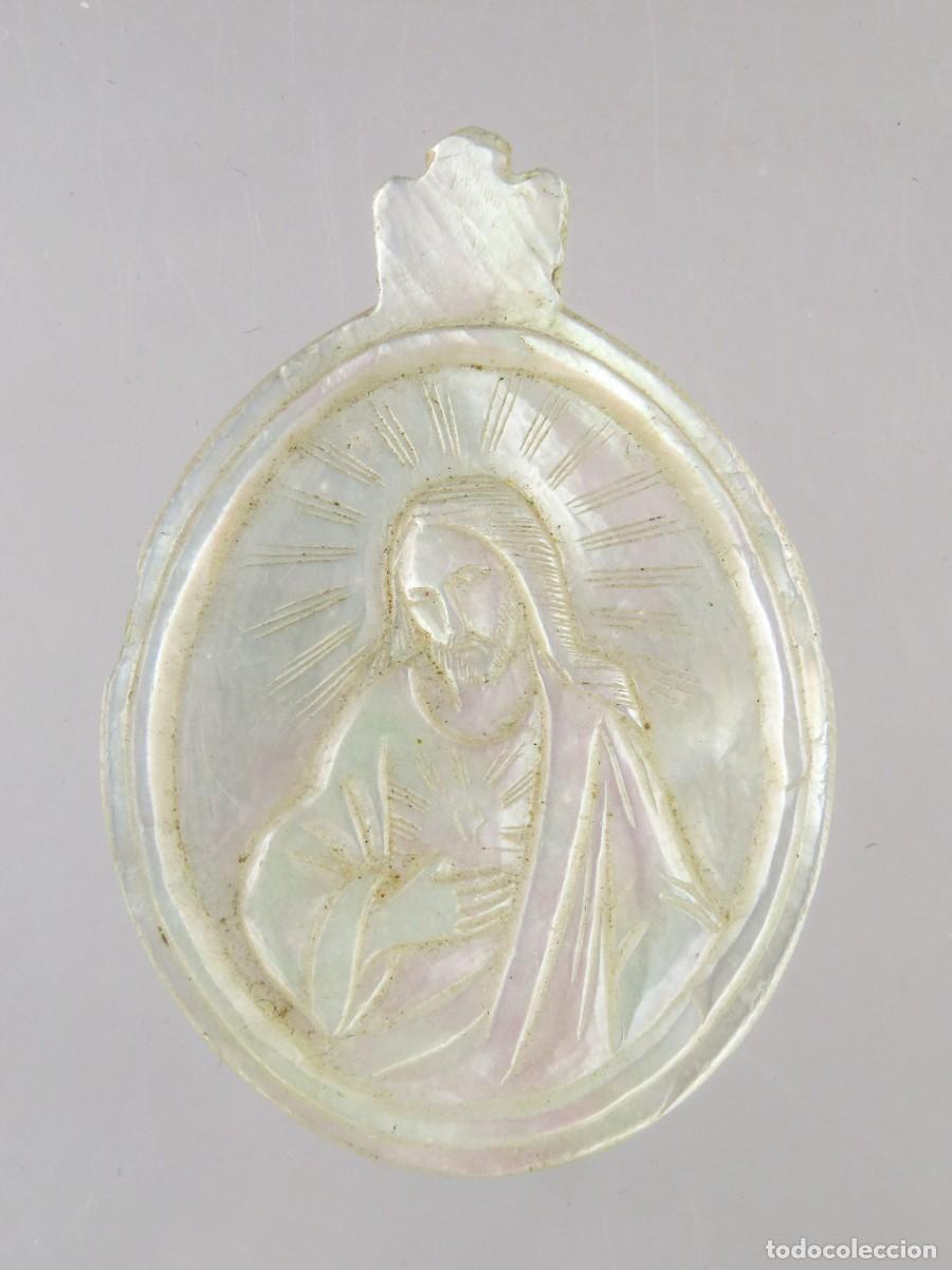 Antig&uuml;edades: Medalla Sagrado Coraz&oacute;n de Jes&uacute;s en n&aacute;car madreperla tallado siglo XVIII
