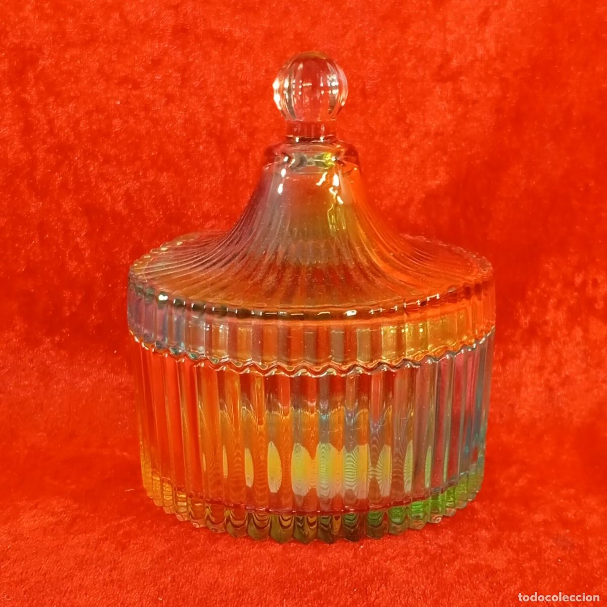 Antiques: PRECIOSA BOMBONERA EN CRISTAL TALLADO DE COLORES - AMARILLO, AZULES, VERDES, ROSAS - 12 X 10,5 CM
