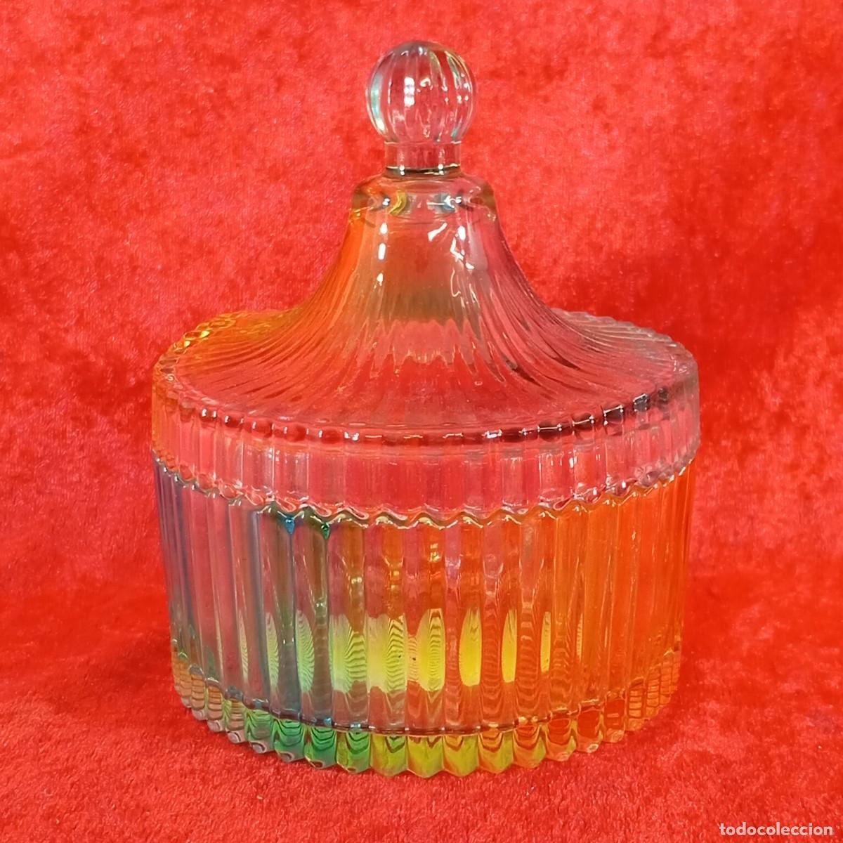 Antiques: PRECIOSA BOMBONERA EN CRISTAL TALLADO DE COLORES - AMARILLO, AZULES, VERDES, ROSAS - 12 X 10,5 CM