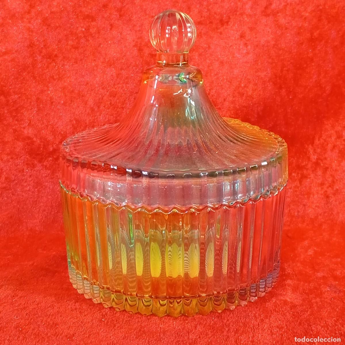 Antiques: PRECIOSA BOMBONERA EN CRISTAL TALLADO DE COLORES - AMARILLO, AZULES, VERDES, ROSAS - 12 X 10,5 CM