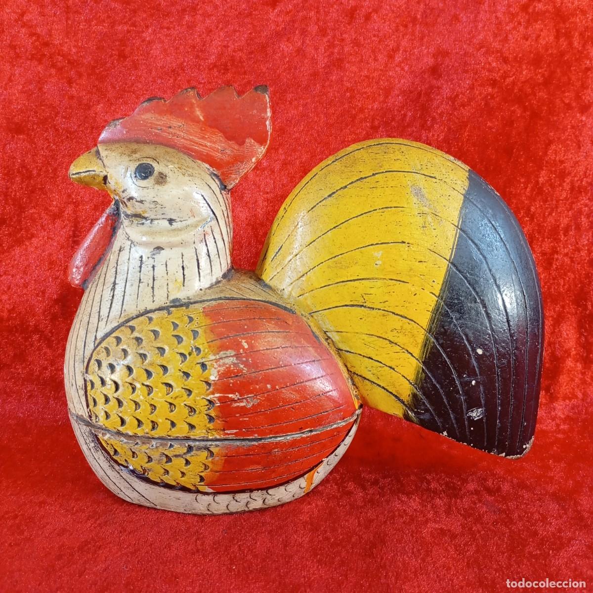 Oggetti Antichi: PRECIOSA CAJA DE MADERA - GALLINA O GALLO - TALLADA EN MADERA - POLICROMADO A MANO - 20 CM