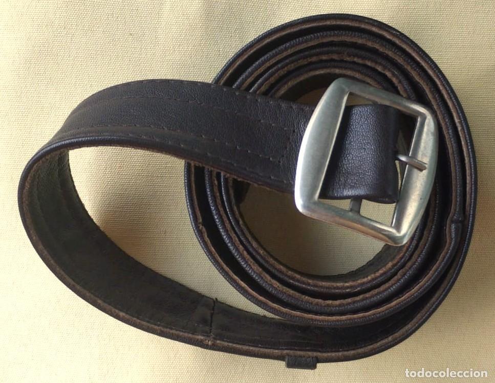 Antig&uuml;edades: CINTURON CUERO MARRON CON HEBILLA DE HIERRO PARA CHAQIETON, ABRIGO, LARGO 141 CM., A&Ntilde;OS 40/50.