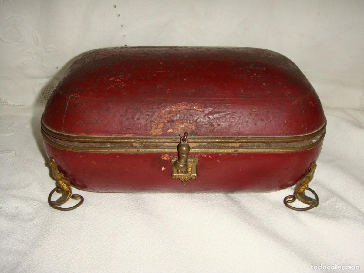 Antig&uuml;edades: Caja joyero modernista &middot; Madera roja y herrajes de lat&oacute;n &middot; Patas ornamentales &middot; ca. 1890&ndash;1920