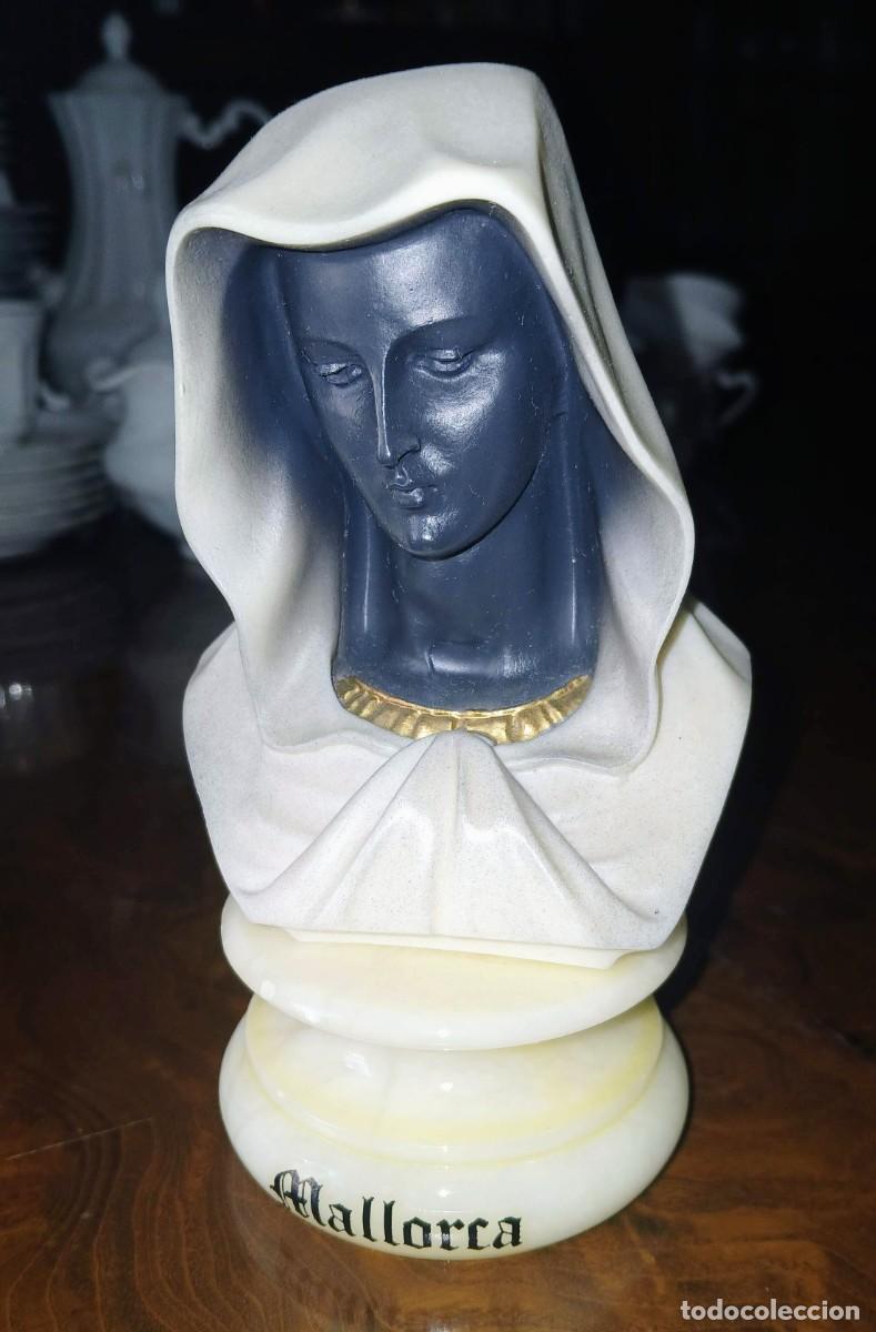 Antiques: Busto Virgen de Lluc (La Moreneta de Mallorca) sobre peana de alabastro natural - ~15 cm