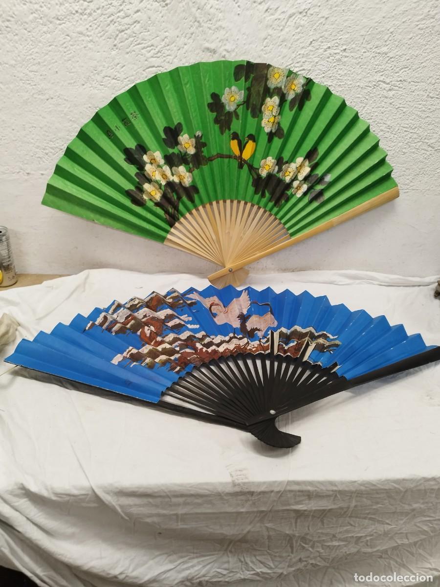 Antig&uuml;edades: Dos grandes abanicos asi&aacute;ticos. El azul con falta en el papel. Madera y papel.