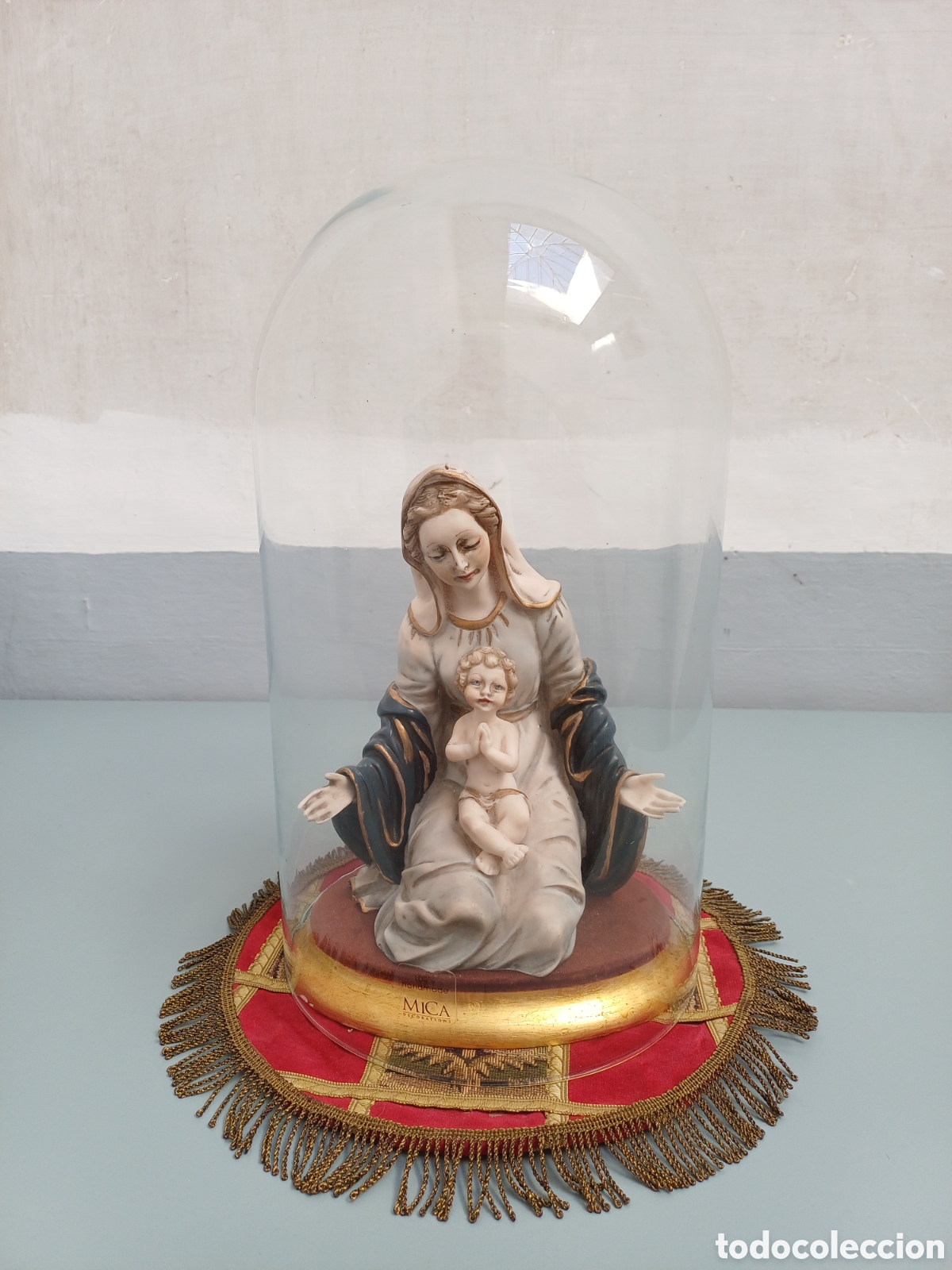 Antig&uuml;edades: Virgen con ni&ntilde;o bajo c&uacute;pula de cristal. Fanal de vidrio