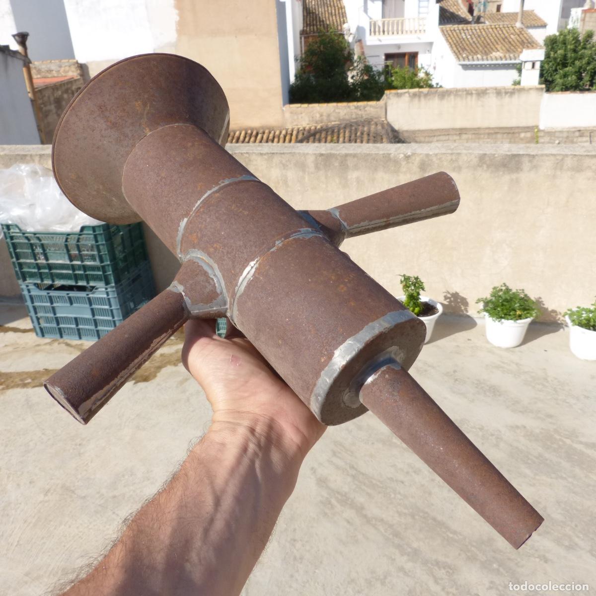 Antiquit&auml;ten: Antiguo embolo de carne picada para hacer embutidos, hojalata y madera, 872gr, 46cm.